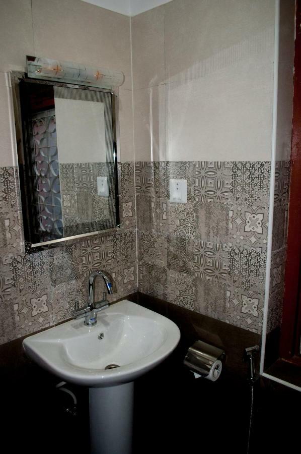 Hostel Milarepa Катманду Екстериор снимка